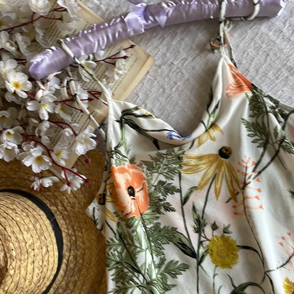 🌸 Floral cami tank top - super cute spaghetti strap🌸 - Picture 3 of 7